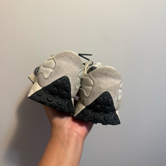 New Balance 327 Gray and Black Athletic Shoes Boy’s size US 4 - Picture 3 of 3